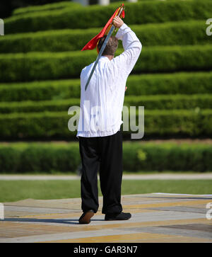 Esperto maestro di arti marziali Tai Chi è la formazione con spada affilata Foto Stock