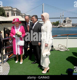 La Regina Elisabetta II della Gran Bretagna e il Duca di Edimburgo (seconda a sinistra) con il presidente turco Abdullah Gul e sua moglie Hayrunnisa Gul. È il terzo giorno della visita di Stato della Regina nella Repubblica di Turchia. Foto Stock