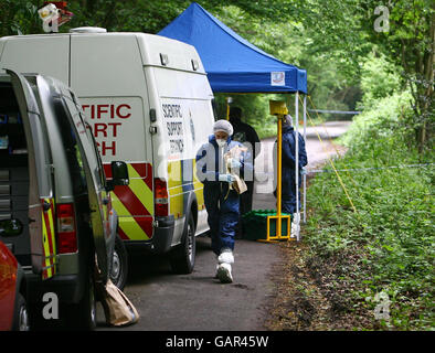 Ufficiali di polizia forense sulla scena a Little Horsted, Sussex, dove è stato scoperto il corpo di una donna. Foto Stock