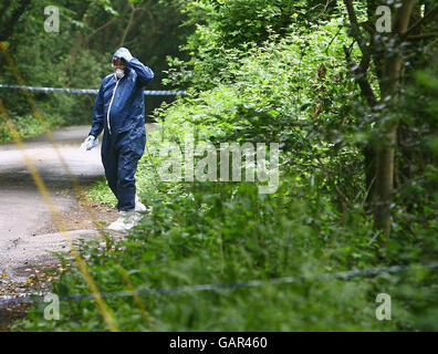 Ufficiali di polizia forense sulla scena a Little Horsted, Sussex, dove è stato scoperto il corpo di una donna. Foto Stock