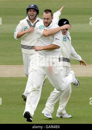 Cricket - First npower Test Match - Day Four - Inghilterra / Nuova Zelanda - Lord's. Daniel Vettori, neozelandese, festeggia il licenziamento di Kevin Pietersen in Inghilterra per 3 corse durante il primo test match di Npower a Lord's, Londra. Foto Stock