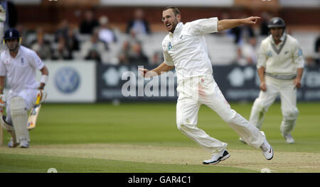 Daniel vettori della Nuova Zelanda celebra il wicket di Kevin Pietersen in Inghilterra durante il primo test match di Npower a Lord's, Londra. Foto Stock