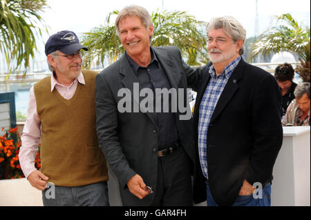 (Da sinistra a destra) Steven Spielberg, Harrison Ford e George Lucas partecipano alla fotocellula del film di Steven Spielberg, 'Indiana Jones e il regno del cranio di cristallo', al Palais des Festivals, Cannes, Francia. Foto Stock