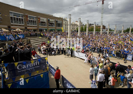 Migliaia di fan della città di Cardiff accolgono il loro fianco nella capitale gallese mentre la squadra di Cardiff si appropria a Plass Roald Dahl, Cardiff. Foto Stock
