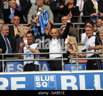 Paul Tisdale, manager di Exeter City, solleva il Blue Square Premier Gioco di campionato fuori Trofeo finale Foto Stock