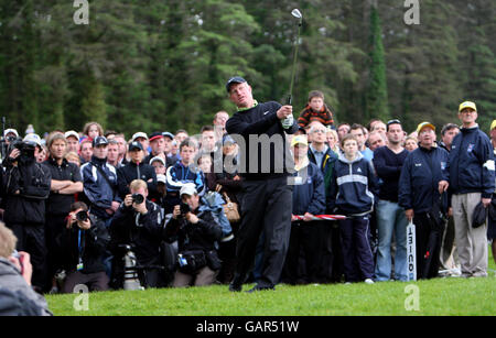 Richard Finch in Inghilterra gioca fuori del grezzo il 18 durante l'Irish Open Fourth Round all'Adare Manor Hotel & Golf Resort, Adare, Co Limerick, Irlanda. Foto Stock