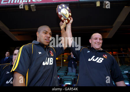 Rugby Union - Powergen Shield - Final - Orrell / Exeter Chiefs. Orrell festeggia la vittoria con lo scudo Powergen Foto Stock