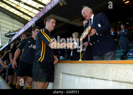 Rugby Union - Powergen Shield - Final - Orrell / Exeter Chiefs. Orrell viene presentato con lo scudo Powergen Foto Stock