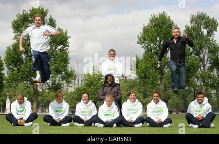 Da sinistra a destra, in cima alla fila, Chris Tomlinson (jumper olimpico lungo), Mark Foster (nuotatore olimpico), Ade Adepitan (ambasciatore Lloyds TSB per Londra 2012, in sedia a rotelle) e Jonathan Edwards (ambasciatore Olympian e Lloyds TSB per Londra 2012). Da sinistra a destra, in basso, Jonathan Kay (Birmingham), Emily Shaw (Oldham), Hannah Browne (Camberley), Thomas Piggot (Galles del Nord), Sasha Matthews (Nottingham), Jacob Brubert (Londra), Patrick Lapage (Shrewsbury). Gli Olympian si uniscono a 2012 Olympic Hopefuls per lanciare Lloyds TSB Local Heroes ai Jubilee Gardens nel centro di Londra. Foto Stock