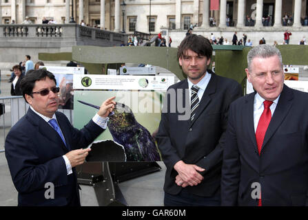 Vice Presidente della Colombia Francisco Santos (a sinistra), bassista Blur Alex James (al centro), e Ministro degli interni Vernon Coaker (a destra) in una mostra che mostra gli effetti ambientali della produzione di cocaina sulla Colombia, in Trafalgar Square, Londra. Foto Stock