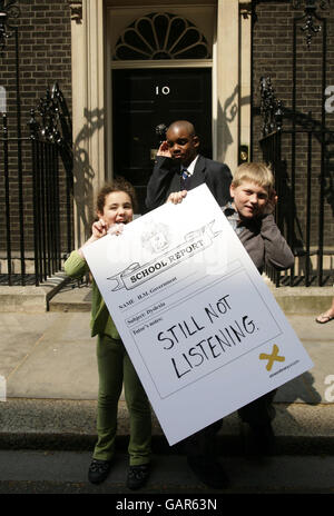 Scuole Southwark con dislessia (L-R) Cara Abraham, Lenny Zvinoria e Cameron Simson fuori 10 Downing Street, centro di Londra, Prima di consegnare un 'rapporto di fine scuola termine' esortando il governo a sollecitare loro a accelerare il loro sostegno per i bambini dislessici e le loro famiglie seguendo una serie di rapporti dannanti da dislessia carità Xtraordinary persone. Foto Stock