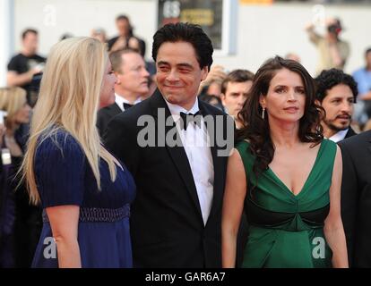 Benicio del Toro e Julia Ormond (a destra) arrivano per la proiezione di 'che' durante il 61° Festival del Cinema di Cannes, Francia. Foto Stock