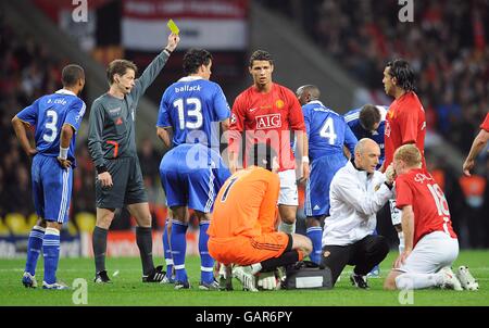 Calcio - UEFA Champions League - finale - Manchester United contro Chelsea - Stadio Luzhniki. L'arbitro Lubos Michel mostra una carta gialla a Claude Makelele di Chelsea, dopo una sfida su Paul Scholes del Manchester United. Foto Stock