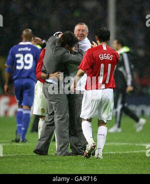 Il manager del Manchester United Alex Ferguson celebra la vittoria con Cristiano Ronaldo, Gary Neville (a sinistra) e Ryan Giggs Foto Stock