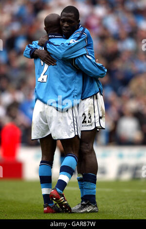 (L-R) Nicolas Anelka di Manchester City si congratula con il compagno di squadra Marc Vivien Foe per aver segnato Foto Stock