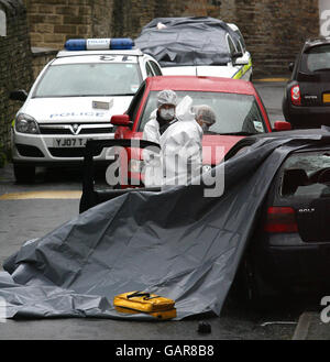 Gli ufficiali forensi cercano una scena a Bradford dove un uomo di 31 anni è stato rubato a morte nelle prime ore di questa mattina. Foto Stock