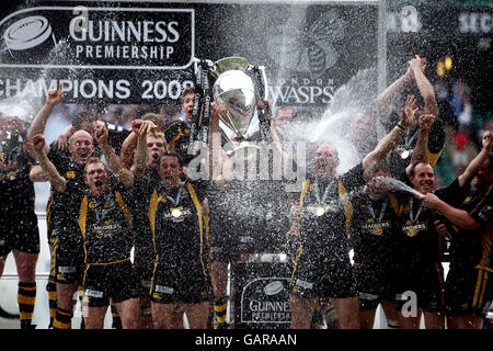 Rugby Union - Guinness Premiership Final - London Wasps / Leicester Tigers - Twickenham. I giocatori di London Wasps festeggiano con il trofeo dopo la finale della Guinness Premiership a Twickenham, Londra. Foto Stock