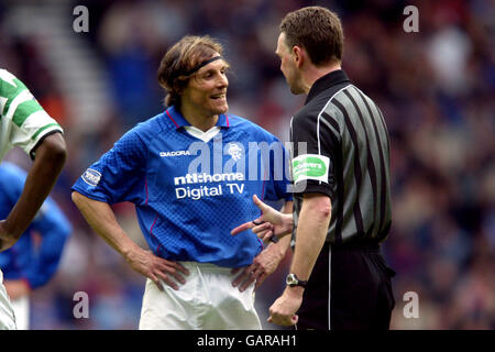 Claudio Cannigia di Rangers parla con l'arbitro Hugh Dallas Foto Stock