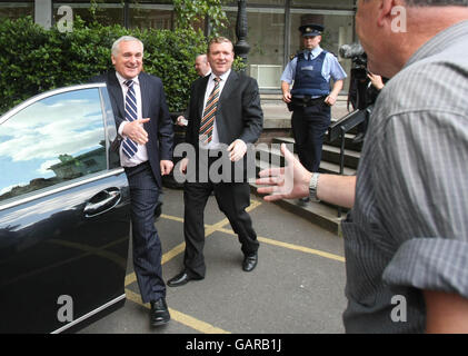 L'ex Taoiseach Bertie Ahern lascia il tribunale di Mahon al Castello di Dublino. Foto Stock