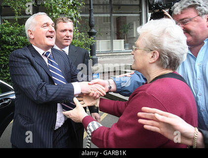 L'ex Taoiseach Bertie Ahern lascia il tribunale di Mahon al Castello di Dublino. Foto Stock