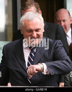 L'ex Taoiseach Bertie Ahern parte al tribunale di Mahon al Castello di Dublino. Foto Stock