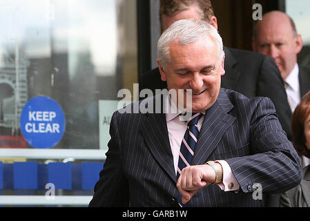 L'ex Taoiseach Bertie Ahern parte al tribunale di Mahon al Castello di Dublino. Foto Stock