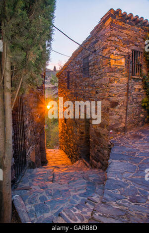 Street, Vista notte. Patones de Arriba, provincia di Madrid, Spagna. Foto Stock