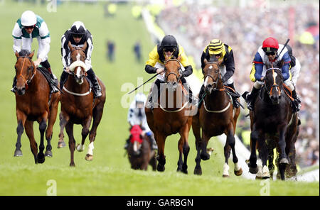 Corse di cavalli - il 2008 Derby Festival - Derby Day - Epsom Downs Racecourse. Smokey Storm e Jockey Alan Munro (a destra) vincono i Woodcote Stakes all'ippodromo di Epsom Downs, Surrey. Foto Stock