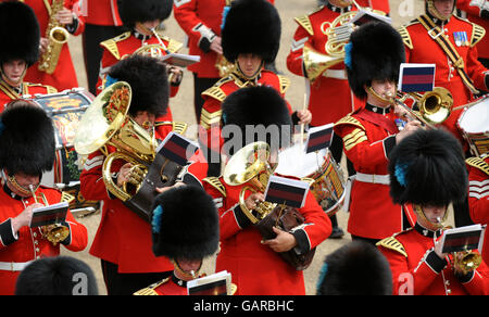 Le bande massaggiate delle Guardie suonano e marciano davanti al prossimo Troping the Color di sabato, durante la revisione del Colonnello del Trooping the Color, cui partecipò il Principe di Galles nel centro di Londra. Foto Stock