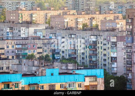 Gli edifici di vecchia costruzione in Ucraina. Affollata vecchio alloggiamento Foto Stock