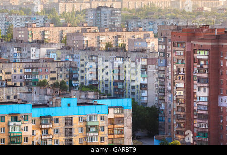 Gli edifici di vecchia costruzione in Ucraina. Affollata vecchio alloggiamento Foto Stock