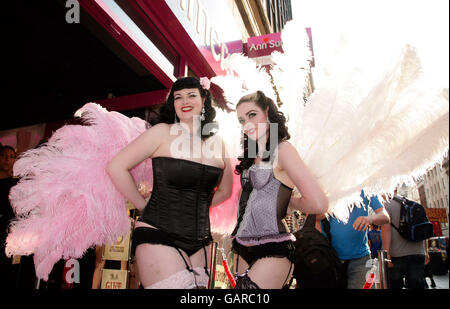 Rilancio di Ann Summers - Londra. I modelli si presentano ad una festa per celebrare il rilancio del negozio Ann Summers Oxford Street nel centro di Londra. Foto Stock