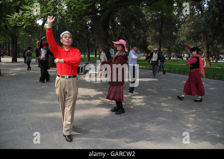 Anziani cinese di uomini e donne di ballare per divertimento nel Tempio del Cielo Park. Pechino, Cina. 25.04.2016. Foto Stock