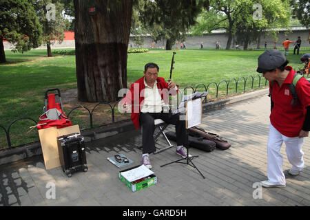 Un musicista di strada suona il Erhu, spike fiddle, fiddle meridionale o violino cinese a due corde piegò strumento musicale. Foto Stock