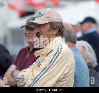 Uomo in Tute racing orologi auto sul tracciato di Brands Hatch Foto Stock