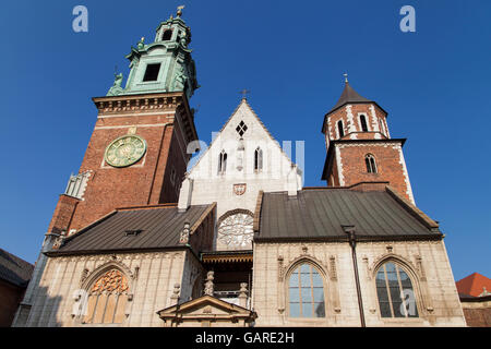 La Torre dell Orologio e argento campanile della cattedrale del Wawel a Cracovia in Polonia. Foto Stock