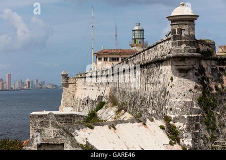 La fortezza e il faro El Morro a l'Avana, Cuba. Città dell Avana in background Foto Stock