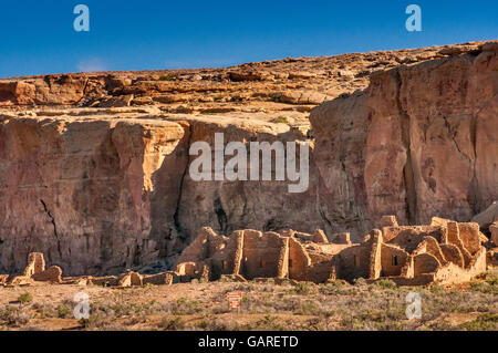 Pueblo Bonito, Anasazi rovine indiano, Nord Mesa scogliere dietro, Chaco Culture National Historical Park, New Mexico, NEGLI STATI UNITI Foto Stock