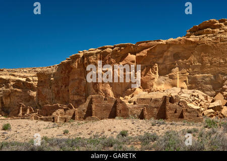 Pueblo Bonito, Anasazi rovine indiano, Nord Mesa scogliere dietro, Chaco Culture National Historical Park, New Mexico, NEGLI STATI UNITI Foto Stock