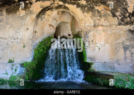 La fontana del Ninfeo nella terrazza superiore del teatro greco di Neapolis zona archeologica, Siracusa, Sicilia, Italia Foto Stock