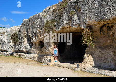 Ninfeo nella terrazza superiore del teatro greco di Neapolis zona archeologica, Siracusa, Sicilia, Italia Foto Stock