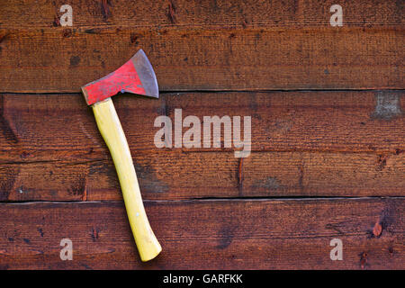 Rosso ax sulla parete in legno Foto Stock