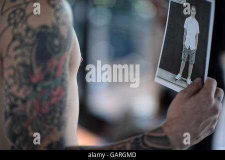 Australia. 05 Luglio, 2016. Un modello contiene la sua carta composita come egli è fotografato durante la colatura di modelli da Australia top agenzie di modellazione per il tanto atteso David Jones Primavera Estate 2016 lancio delle collezioni. Credito: Hugh Peterswald/Pacific Press/Alamy Live News Foto Stock