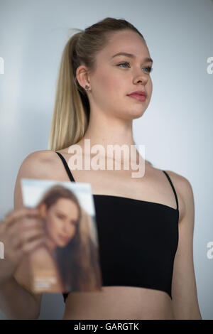 Australia. 05 Luglio, 2016. Modello Jane Houston mantiene la sua carta composita come ella è fotografato durante la colatura di modelli da Australia top agenzie di modellazione per il tanto atteso David Jones Primavera Estate 2016 lancio delle collezioni. Credito: Hugh Peterswald/Pacific Press/Alamy Live News Foto Stock