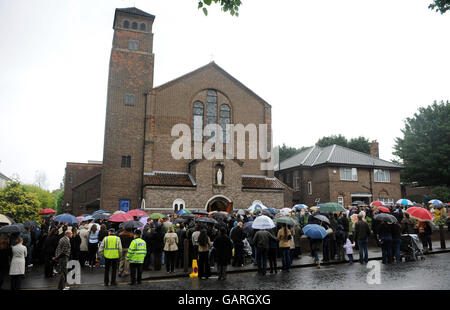 Una folla ascolta un servizio per l'adolescente assassinato a Londra del sud Jimmy Mizen fuori dalla chiesa cattolica di nostra Signora di Lourdes a Londra. Foto Stock