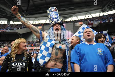 Il fan di Portsmouth John 'Portsmouth Football Club' Westwood (c) è visibilmente emotivo prima del calcio d'inizio Foto Stock
