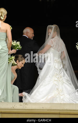 Autunno Kelly arriva per il suo matrimonio con Peter Phillips alla St George's Chapel, Windsor. Foto Stock