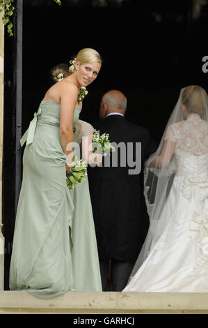 Zara Phillips (a sinistra) arriva per il matrimonio di suo fratello Pietro con Kelly d'autunno alla St George's Chapel, Windsor, presso la St George's Chapel, Windsor. Foto Stock