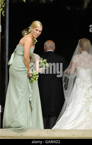 Zara Phillips (a sinistra) arriva per il matrimonio di suo fratello Pietro con Kelly d'autunno alla St George's Chapel, Windsor, presso la St George's Chapel, Windsor. Foto Stock