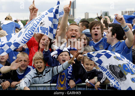 I tifosi di Portsmouth festeggiano dopo aver guardato la finale della fa Cup su un grande schermo su Southsea Common a Portsmouth. Foto Stock